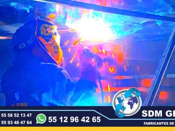 Fabricacion conversion, equipamiento y Venta de Unidades Moviles Medicas, Seguridad, Gobieno, Oficinas, Cobro, Rescate, Salvamento, Proteccion, Higiene, Traslado de Reos. Las unidades móviles especiales son vehículos adaptados para llevar servicios y atención a diferentes lugares, especialmente a zonas remotas o de difícil acceso. Estas unidades pueden ser utilizadas para diversos fines, como atención médica, educación, trámites gubernamentales, y más, llevando la atención directamente a la población.Unidades médicas móviles:Equipadas con consultorios, laboratorios o áreas de atención para brindar servicios de salud a comunidades alejadas, Unidades de capacitación móvil:Aulas móviles o centros de capacitación que llevan programas educativos y de formación a diferentes lugares, Unidades de atención gubernamental móvil:Ofrecen servicios como trámites legales, registro civil o asesoría en comunidades distantes.Beneficios de las unidades móviles especiales:Mayor alcance:Permiten llegar a poblaciones que no tienen fácil acceso a servicios o centros de atención. Mayor eficiencia:Ofrecen servicios de manera descentralizada, adaptándose a las necesidades de cada comunidad. Mayor impacto:Al acercar los servicios a la población, se genera un impacto positivo en la calidad de vida de las personas. Flexibilidad:Pueden adaptarse a diferentes tipos de vehículos (camiones, furgonetas, autobuses) dependiendo de las necesidades