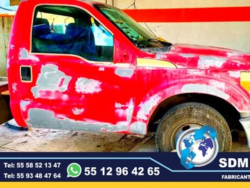 Fabricacion conversion, equipamiento y Venta de Unidades Moviles Medicas, Seguridad, Gobieno, Oficinas, Cobro, Rescate, Salvamento, Proteccion, Higiene, Traslado de Reos. Las unidades móviles especiales son vehículos adaptados para llevar servicios y atención a diferentes lugares, especialmente a zonas remotas o de difícil acceso. Estas unidades pueden ser utilizadas para diversos fines, como atención médica, educación, trámites gubernamentales, y más, llevando la atención directamente a la población.Unidades médicas móviles:Equipadas con consultorios, laboratorios o áreas de atención para brindar servicios de salud a comunidades alejadas, Unidades de capacitación móvil:Aulas móviles o centros de capacitación que llevan programas educativos y de formación a diferentes lugares, Unidades de atención gubernamental móvil:Ofrecen servicios como trámites legales, registro civil o asesoría en comunidades distantes.Beneficios de las unidades móviles especiales:Mayor alcance:Permiten llegar a poblaciones que no tienen fácil acceso a servicios o centros de atención. Mayor eficiencia:Ofrecen servicios de manera descentralizada, adaptándose a las necesidades de cada comunidad. Mayor impacto:Al acercar los servicios a la población, se genera un impacto positivo en la calidad de vida de las personas. Flexibilidad:Pueden adaptarse a diferentes tipos de vehículos (camiones, furgonetas, autobuses) dependiendo de las necesidades