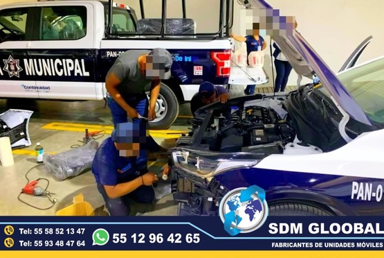 Fabricacion conversion, equipamiento y Venta de Unidades Moviles Medicas, Seguridad, Gobieno, Oficinas, Cobro, Rescate, Salvamento, Proteccion, Higiene, Traslado de Reos. Las unidades móviles especiales son vehículos adaptados para llevar servicios y atención a diferentes lugares, especialmente a zonas remotas o de difícil acceso. Estas unidades pueden ser utilizadas para diversos fines, como atención médica, educación, trámites gubernamentales, y más, llevando la atención directamente a la población.Unidades médicas móviles:Equipadas con consultorios, laboratorios o áreas de atención para brindar servicios de salud a comunidades alejadas, Unidades de capacitación móvil:Aulas móviles o centros de capacitación que llevan programas educativos y de formación a diferentes lugares, Unidades de atención gubernamental móvil:Ofrecen servicios como trámites legales, registro civil o asesoría en comunidades distantes.Beneficios de las unidades móviles especiales:Mayor alcance:Permiten llegar a poblaciones que no tienen fácil acceso a servicios o centros de atención. Mayor eficiencia:Ofrecen servicios de manera descentralizada, adaptándose a las necesidades de cada comunidad. Mayor impacto:Al acercar los servicios a la población, se genera un impacto positivo en la calidad de vida de las personas. Flexibilidad:Pueden adaptarse a diferentes tipos de vehículos (camiones, furgonetas, autobuses) dependiendo de las necesidades