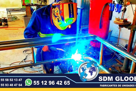 Fabricacion conversion, equipamiento y Venta de Unidades Moviles Medicas, Seguridad, Gobieno, Oficinas, Cobro, Rescate, Salvamento, Proteccion, Higiene, Traslado de Reos. Las unidades móviles especiales son vehículos adaptados para llevar servicios y atención a diferentes lugares, especialmente a zonas remotas o de difícil acceso. Estas unidades pueden ser utilizadas para diversos fines, como atención médica, educación, trámites gubernamentales, y más, llevando la atención directamente a la población.Unidades médicas móviles:Equipadas con consultorios, laboratorios o áreas de atención para brindar servicios de salud a comunidades alejadas, Unidades de capacitación móvil:Aulas móviles o centros de capacitación que llevan programas educativos y de formación a diferentes lugares, Unidades de atención gubernamental móvil:Ofrecen servicios como trámites legales, registro civil o asesoría en comunidades distantes.Beneficios de las unidades móviles especiales:Mayor alcance:Permiten llegar a poblaciones que no tienen fácil acceso a servicios o centros de atención. Mayor eficiencia:Ofrecen servicios de manera descentralizada, adaptándose a las necesidades de cada comunidad. Mayor impacto:Al acercar los servicios a la población, se genera un impacto positivo en la calidad de vida de las personas. Flexibilidad:Pueden adaptarse a diferentes tipos de vehículos (camiones, furgonetas, autobuses) dependiendo de las necesidades