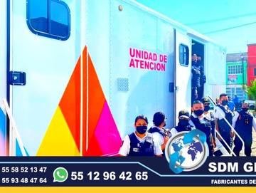 Fabricacion conversion, equipamiento y Venta de Unidades Moviles Medicas, Seguridad, Gobieno, Oficinas, Cobro, Rescate, Salvamento, Proteccion, Higiene, Traslado de Reos. Las unidades móviles especiales son vehículos adaptados para llevar servicios y atención a diferentes lugares, especialmente a zonas remotas o de difícil acceso. Estas unidades pueden ser utilizadas para diversos fines, como atención médica, educación, trámites gubernamentales, y más, llevando la atención directamente a la población.Unidades médicas móviles:Equipadas con consultorios, laboratorios o áreas de atención para brindar servicios de salud a comunidades alejadas, Unidades de capacitación móvil:Aulas móviles o centros de capacitación que llevan programas educativos y de formación a diferentes lugares, Unidades de atención gubernamental móvil:Ofrecen servicios como trámites legales, registro civil o asesoría en comunidades distantes.Beneficios de las unidades móviles especiales:Mayor alcance:Permiten llegar a poblaciones que no tienen fácil acceso a servicios o centros de atención. Mayor eficiencia:Ofrecen servicios de manera descentralizada, adaptándose a las necesidades de cada comunidad. Mayor impacto:Al acercar los servicios a la población, se genera un impacto positivo en la calidad de vida de las personas. Flexibilidad:Pueden adaptarse a diferentes tipos de vehículos (camiones, furgonetas, autobuses) dependiendo de las necesidades