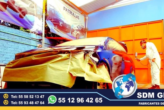 Fabricacion conversion, equipamiento y Venta de Unidades Moviles Medicas, Seguridad, Gobieno, Oficinas, Cobro, Rescate, Salvamento, Proteccion, Higiene, Traslado de Reos. Las unidades móviles especiales son vehículos adaptados para llevar servicios y atención a diferentes lugares, especialmente a zonas remotas o de difícil acceso. Estas unidades pueden ser utilizadas para diversos fines, como atención médica, educación, trámites gubernamentales, y más, llevando la atención directamente a la población.Unidades médicas móviles:Equipadas con consultorios, laboratorios o áreas de atención para brindar servicios de salud a comunidades alejadas, Unidades de capacitación móvil:Aulas móviles o centros de capacitación que llevan programas educativos y de formación a diferentes lugares, Unidades de atención gubernamental móvil:Ofrecen servicios como trámites legales, registro civil o asesoría en comunidades distantes.Beneficios de las unidades móviles especiales:Mayor alcance:Permiten llegar a poblaciones que no tienen fácil acceso a servicios o centros de atención. Mayor eficiencia:Ofrecen servicios de manera descentralizada, adaptándose a las necesidades de cada comunidad. Mayor impacto:Al acercar los servicios a la población, se genera un impacto positivo en la calidad de vida de las personas. Flexibilidad:Pueden adaptarse a diferentes tipos de vehículos (camiones, furgonetas, autobuses) dependiendo de las necesidades